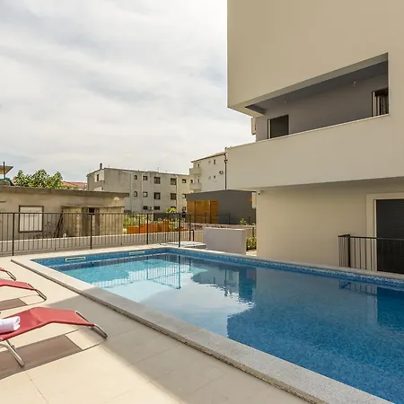 Luxury 3 Bed Apartment, Large Terrace, Pool, Close To And Split! Apartament Podstrana
