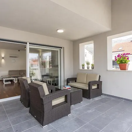 Luxury 3 Bed Apartment, Large Terrace, Pool, Close To And Split! Apartament Podstrana
