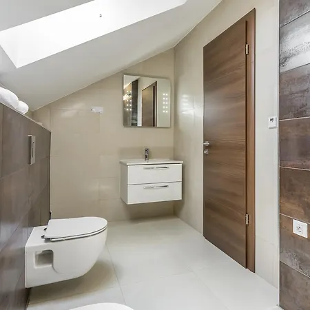 Luxury 3 Bed Apartment, Large Terrace, Pool, Close To And Split! Apartament