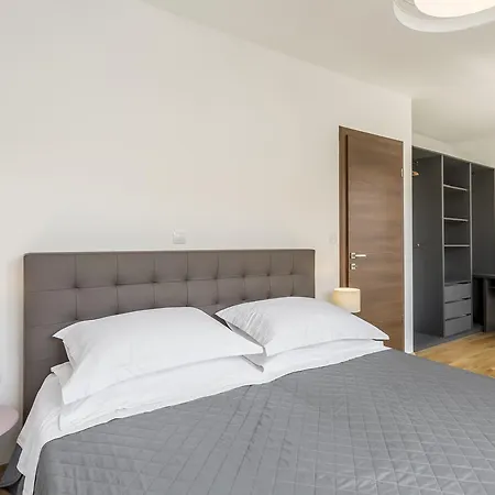 Apartment Luxury 3 Bed Apartment, Large Terrace, Pool, Close To And Split! Podstrana
