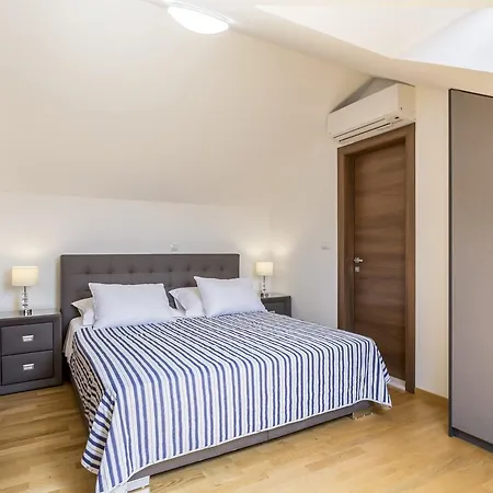Apartment Luxury 3 Bed Apartment, Large Terrace, Pool, Close To And Split! Podstrana