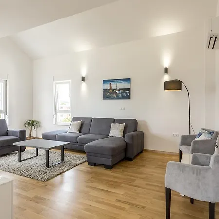 Luxury 3 Bed Apartment, Large Terrace, Pool, Close To And Split! Podstrana