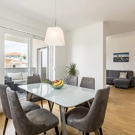 Apartment Luxury 3 Bed Apartment, Large Terrace, Pool, Close To And Split! Podstrana