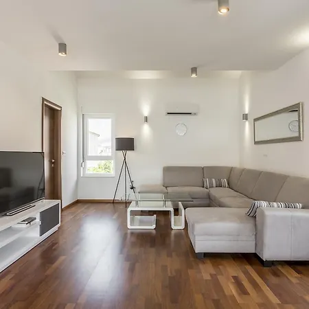 Luxury 3 Bed Apartment, Large Terrace, Pool, Close To And Split! *