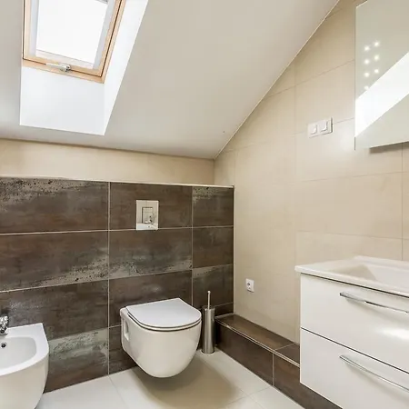 Luxury 3 Bed Apartment, Large Terrace, Pool, Close To And Split!