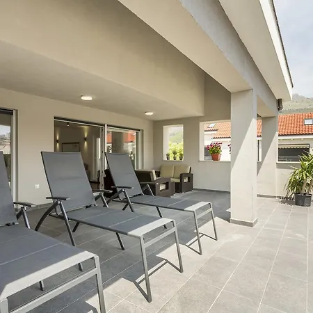 Luxury 3 Bed Apartment, Large Terrace, Pool, Close To And Split! Apartment *