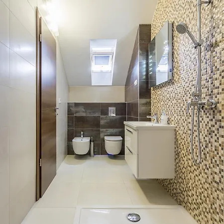 Luxury 3 Bed Apartment, Large Terrace, Pool, Close To And Split! Apartment Podstrana