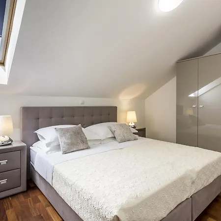 Luxury 3 Bed Apartment, Large Terrace, Pool, Close To And Split!