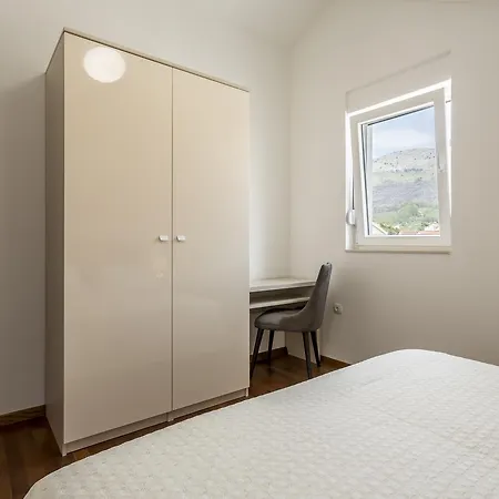 Apartment Luxury 3 Bed Apartment, Large Terrace, Pool, Close To And Split! *