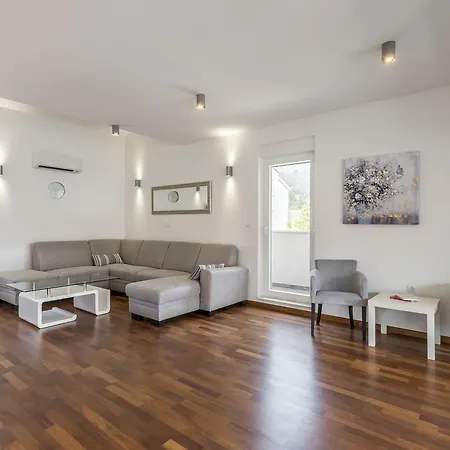 Apartment Luxury 3 Bed Apartment, Large Terrace, Pool, Close To And Split! Podstrana